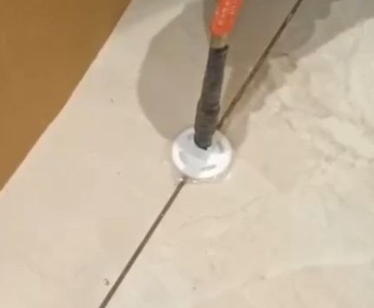 东西湖瓷砖空鼓维修公司专业解答瓷砖在铺贴过程中，如果没有涂抹均匀到位的粘结材料（如水泥砂浆或瓷砖胶），可能会导致以下问题