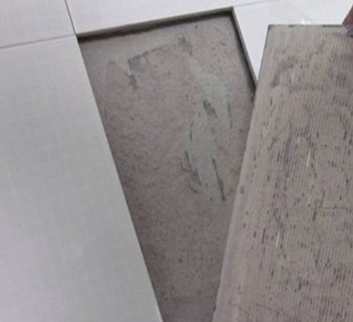 东西湖瓷砖空鼓维修公司分享瓷砖铺贴时如果打浆（即涂抹在瓷砖背面和基层上的砂浆或瓷砖胶）过少，会带来以下问题